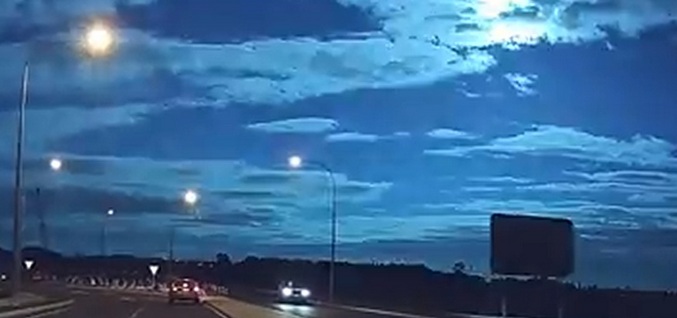 Velik meteorit je vstopil v ozračje Zemlje.