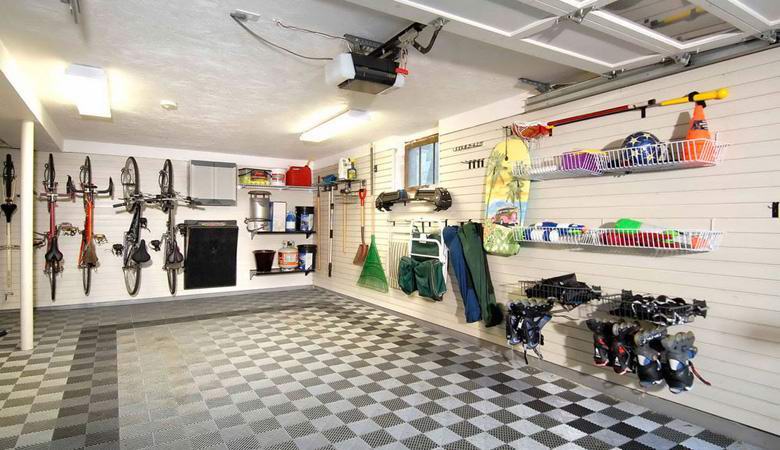 Nekdo ponoči je začel pospravljati Britanovo garažo, ki se je prestrašil in postavil nadzorno kamero.