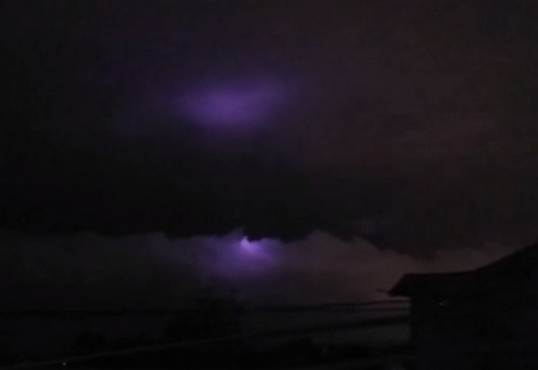 Nekdo vklopi in izklopi skrivnostne luči na nebu.