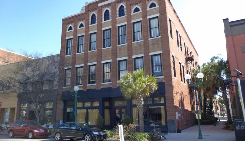 Kdo in zakaj je v steno zataknil tisoč človeških zob