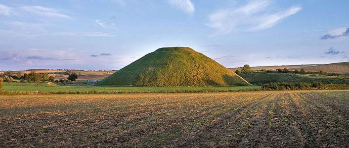 Kdo je obiskal starodavni nasip?