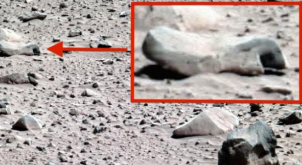 Kdo je naredil enakomerne kvadratne luknje v marsovskih kamnih?