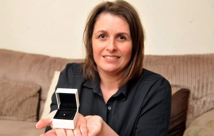 Piščanec je v notranjost položil jajce z diamantom.