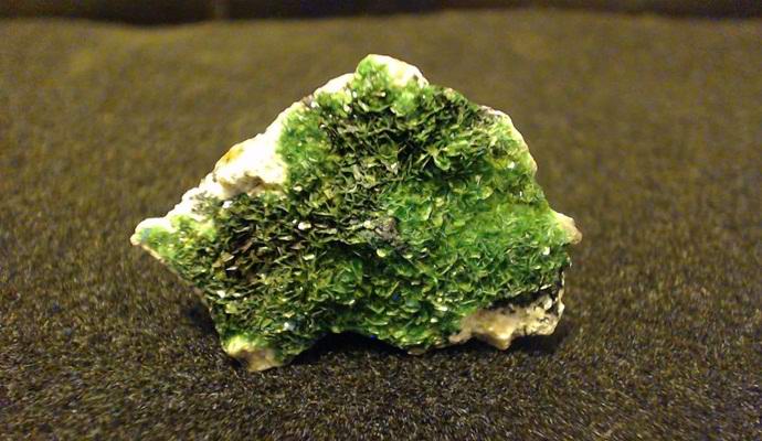 Košček radioaktivnega urana je bil dolga leta v pisarni avstrijske šole.