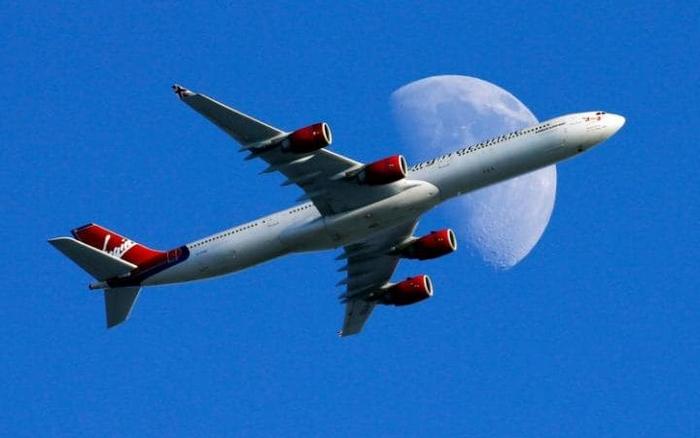 Letalo iz materiala, ki je lažji od perja.