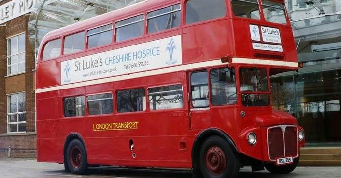 Londončani so pobrali avto, da rešijo človeka.