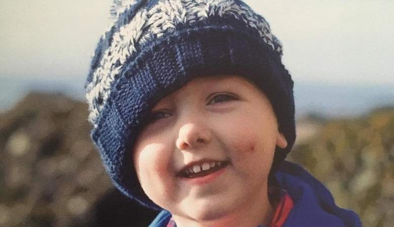 Žar svetlobe je padel z neba na srednjega fanta