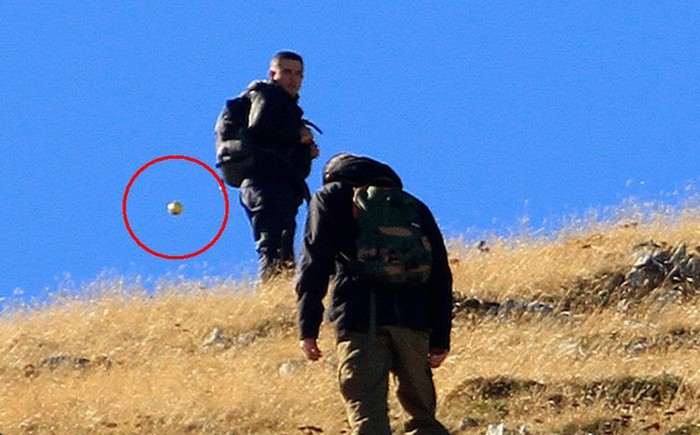 Radovednost ali varnostna mreža turistov pred tujci?