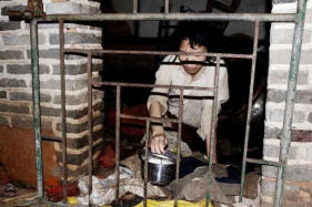 Ljubeč mož 12 let hrani svojo ženo kupljeno v kletki