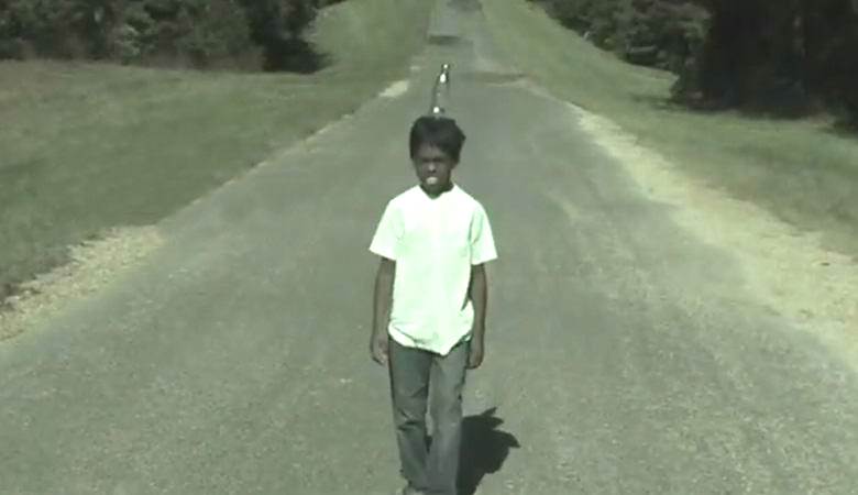 Fant s steklenico na glavi, ki je delal čudeže