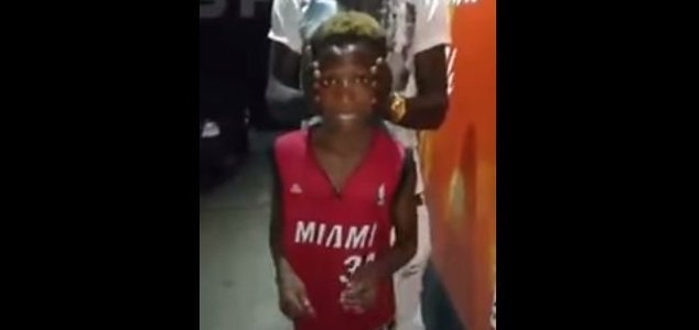 Fant ve, kako obrniti glavo za 180 stopinj.