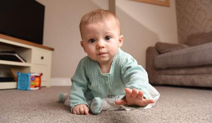 Majhna deklica opazuje duha v neverjetnem videu.