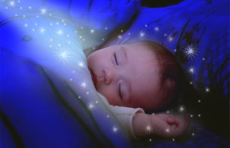 Otrok čudno dvigne roke v sanjah in s tem zabava svoje starše.