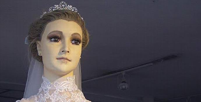 Manekenka deklice, ki ljudi norčuje