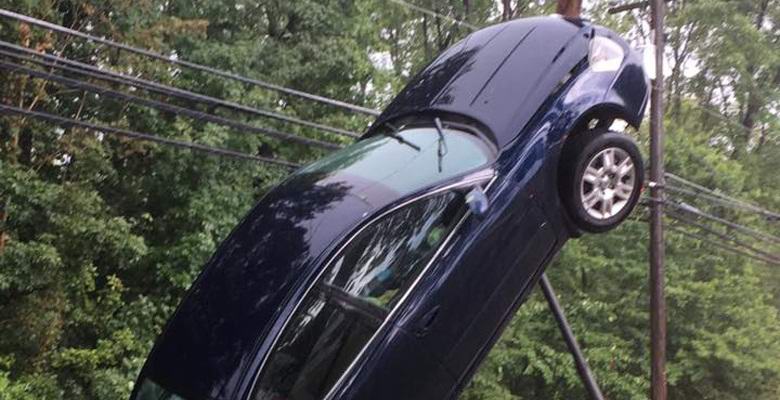 Avto je stal pokonci na cesti.