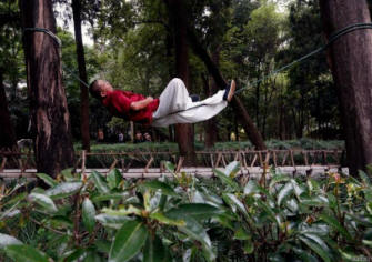 Mojster kung fu-ja lahko spi, ko leži na vrvi.