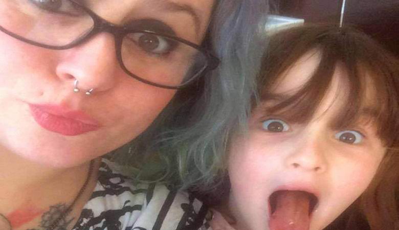 Mati in hči sta na sliki njihovega starega stanovanja opazila fantoma.