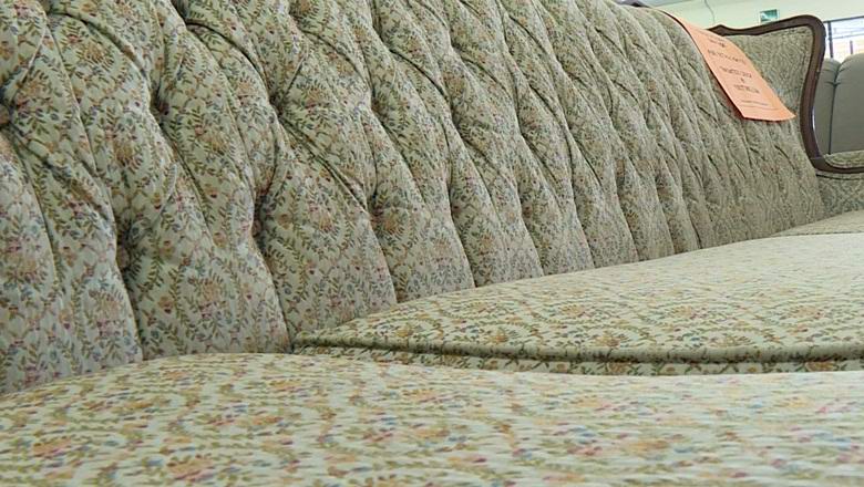 Trgovina s pohištvom ne želi prodati kavča z duhovi