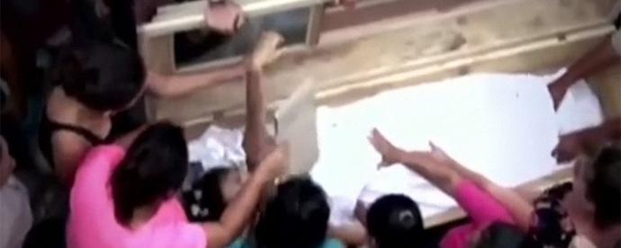 Mrtvo dekle je nenadoma zaživelo na pogrebu