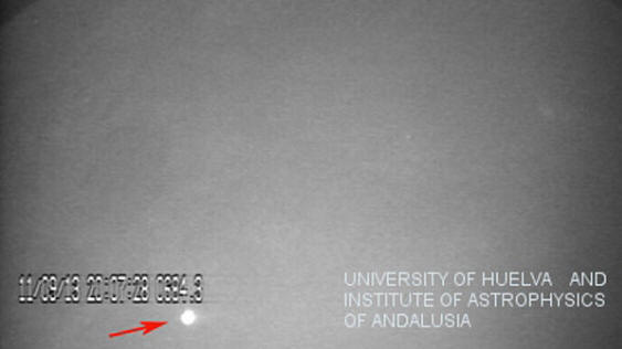 Bliskavica med padcem meteorita v morju oblakov na Luni 11. septembra 2013.