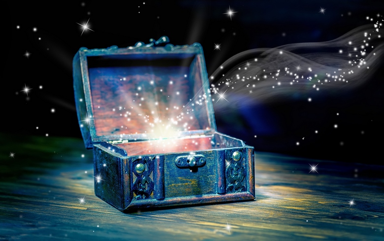 Mistična razglednica, ki neprepoznavno izkrivlja človeške obraze.