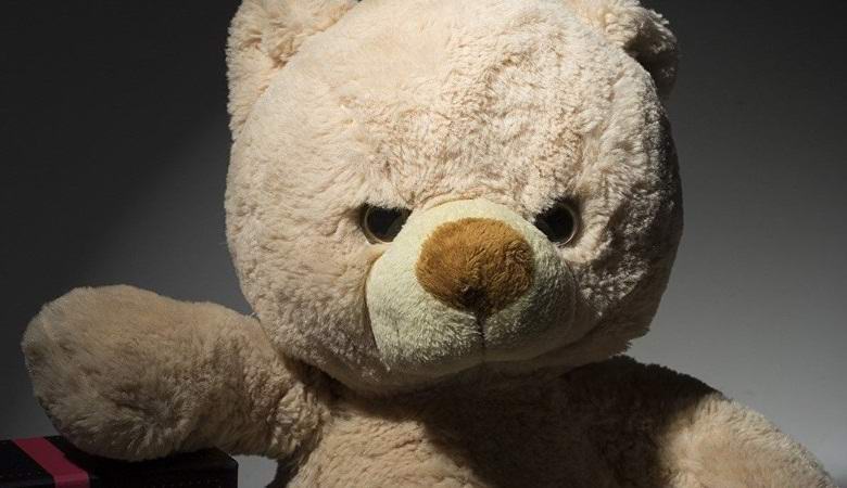 Skrivnostno oživljena igrača je udarila v fotoaparat