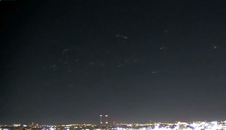 Mnogo luči zajetih nad Milwaukeejem