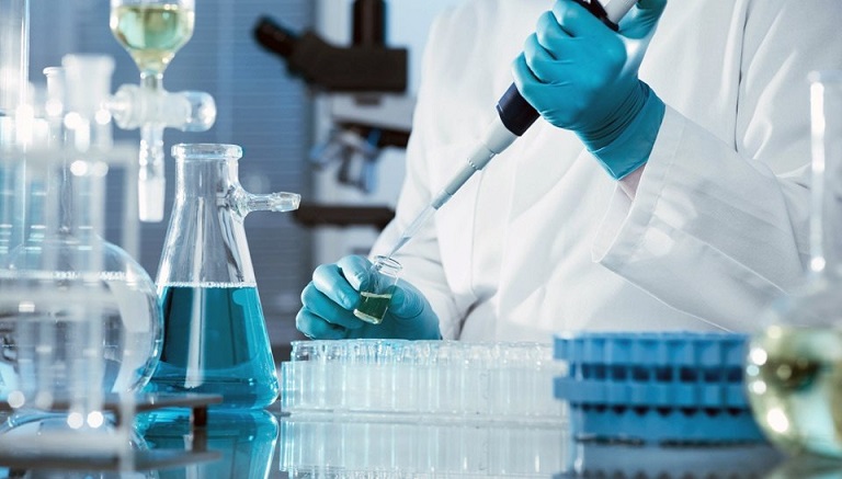 Mladi ameriški laboratorijski tehnik se je po nesreči okužil z nevarnim virusom.