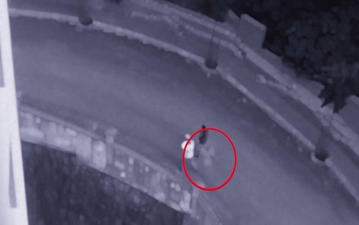 Mlad par preganja obsesivni duh