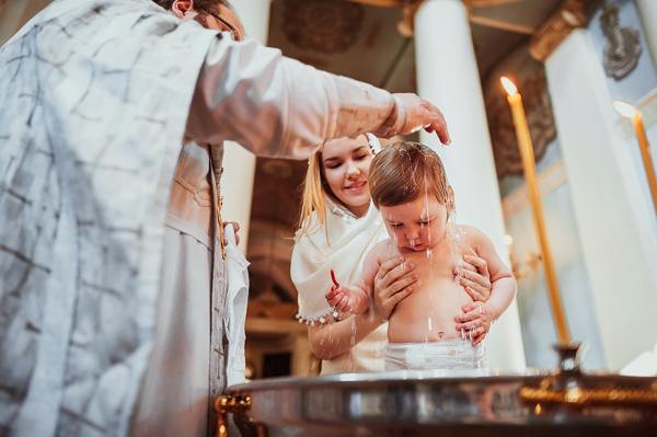 ali je mogoče krstiti otroka noseče botre 