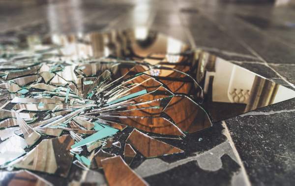 kaj se zgodi, če se pogledaš v zlomljeno ogledalo 