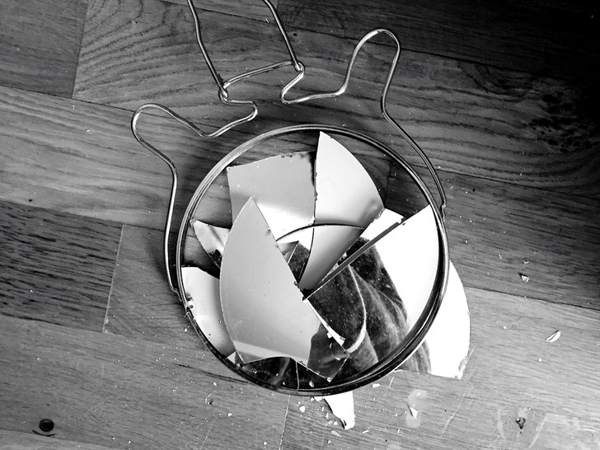 pogledal v razbito ogledalo 