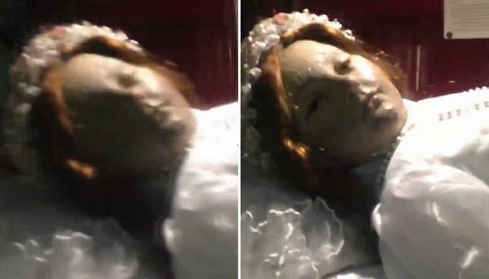 Deklica mamica je nenadoma odprla oči