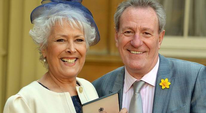 Mož pokojne igralke je v sorodu z njenim duhom.