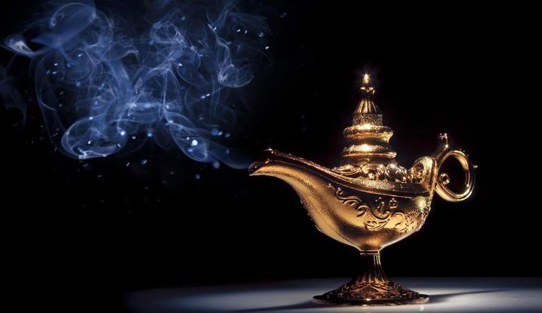 Moški aretirani zaradi poskusa prodaje svetilke z džinom