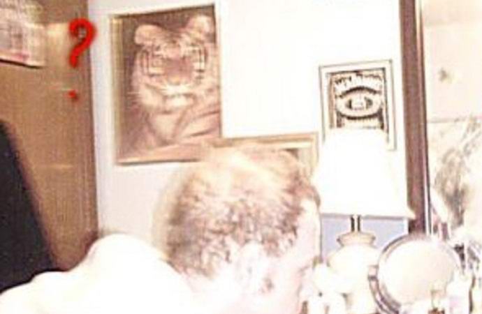 Moški je na stari fotografiji odkril duha v očalih