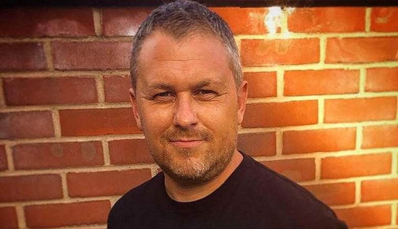 Moški je fotografiral duha čarovnice v krošnji visečega drevesa.