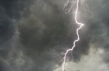 Moški je preživel po dveh močnih strelih