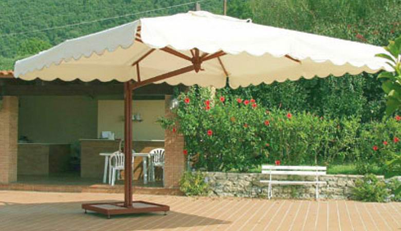 Moški je letel v zrak na ulični dežnik