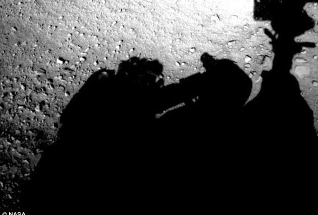 Na fotografiji z Marsa so odkrili moškega 