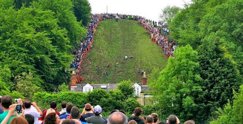 Tradicionalne dirke sira na Cooper Hillu v Gloucestershireu