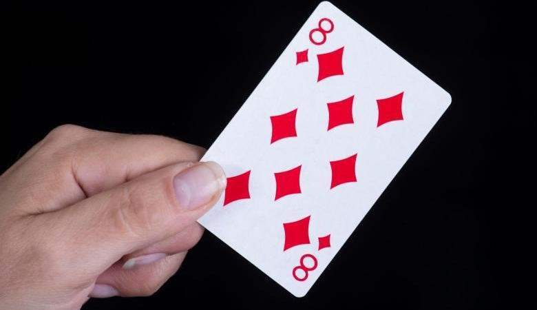 Na igralni kartici je bila najdena skrita optična iluzija.