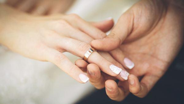 na katerih so prsti obroči 