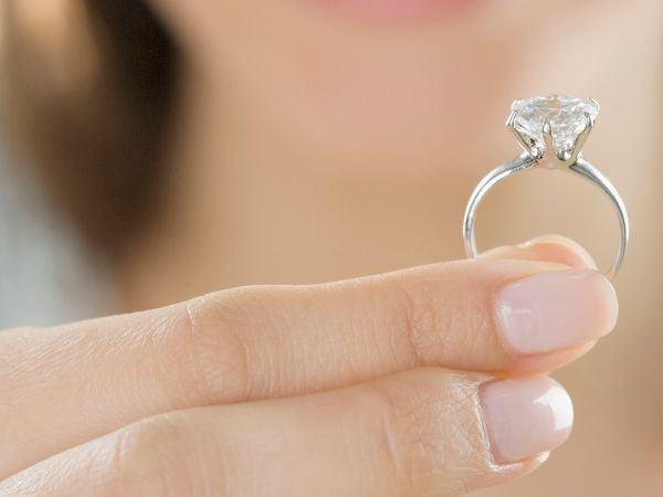 na katerem prstu pomenijo obročki 