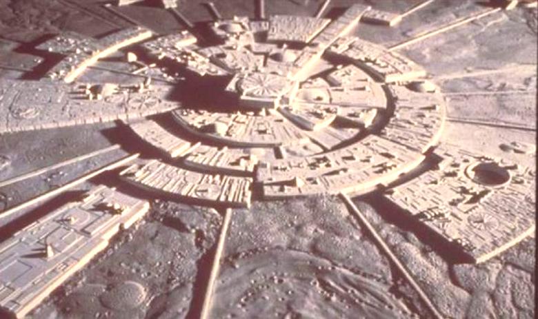 Na Luni nekdo postavi umetne konstrukcije.