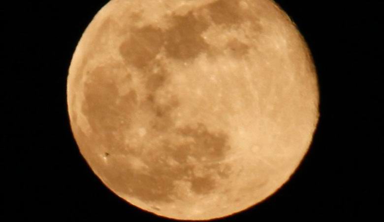 Na Luni je opazila temno piramido