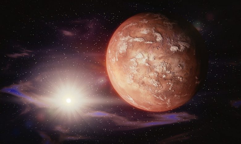 Na Marsu nekaj zelo sumljivo odbija svetlobo.