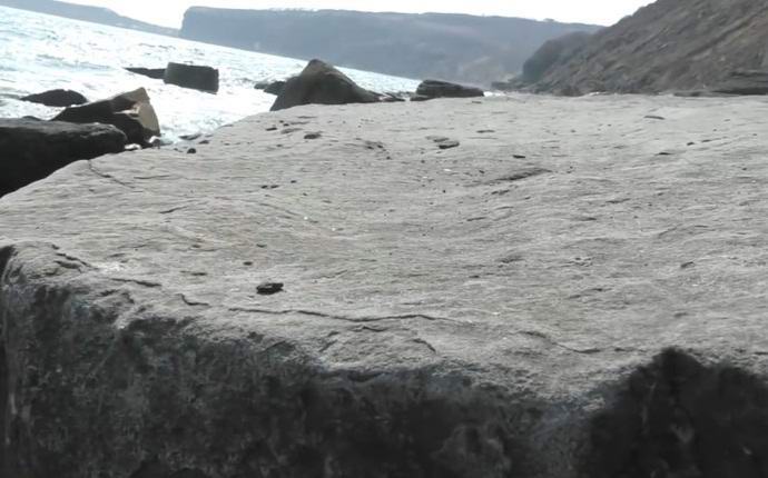 Na Russkem otoku je bila najdena skrivnostna starodavna plošča.