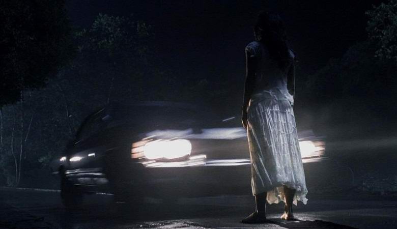 Na ruski cesti so ustrelili duha, ki je viden samo pod žarometi.