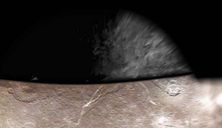 Na satelitu Urana Titanija je virtualni arheolog odkril nerazumljivo velikansko kupolo.